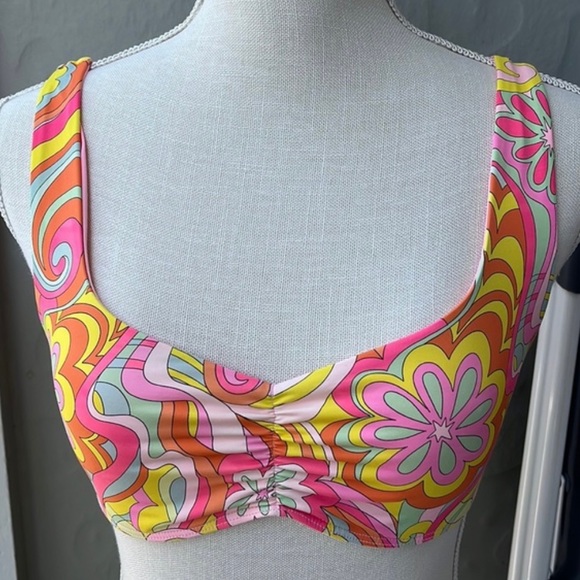 FRANKIES BIKINIS Hailee Steinfeld Bikini Top Wms M Dexter Peace - Picture 4 of 9